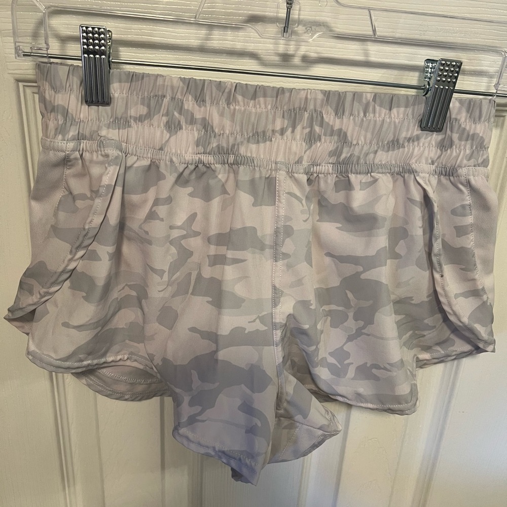 EUC Altar’d State Revival lined Shorts XS. White and light gray camo print 2.5”